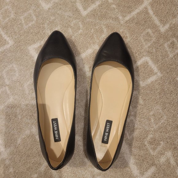 Black Nine West Pointed Toe Flat 6.5 (Wide) - Picture 2 of 2